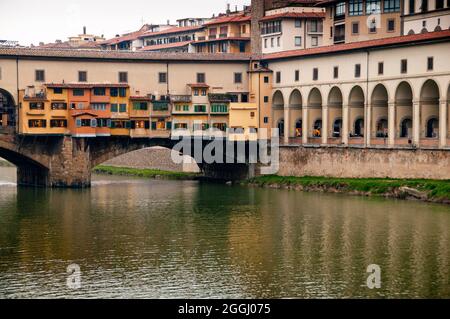 Ponte Vecchio e passaggio del corridoio Vasariano a Firenze, Italia. Foto Stock