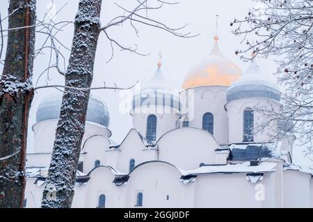 Veliky Novgorod, Russia. Cattedrale di Santa Sofia in inverno, architettura paesaggio invernale di Veliky Novgorod punto di riferimento Foto Stock