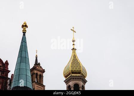 Schwerin, Germania - 2 agosto 2019: Torri bizantine nel castello di Schwerin, una delle opere più importanti dell'Historicismo romantico in Europa Foto Stock