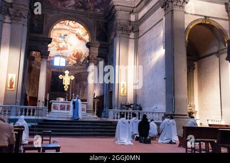 Preghiere serali o vespri alla Badia Fiorentina di Firenze, Italia. Foto Stock