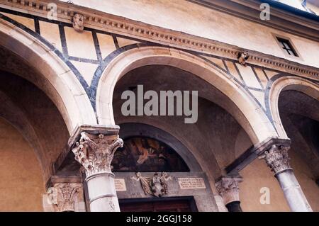 Portico romanico a tre archi di San Giacomo sull'Arno a Firenze, Italia. Foto Stock