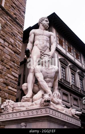 Demigod Ercole si ferma nella sua conquista di Caco, il gigante sputafuoco che terrorizzò l'antica Roma, Firenze, Italia. Foto Stock