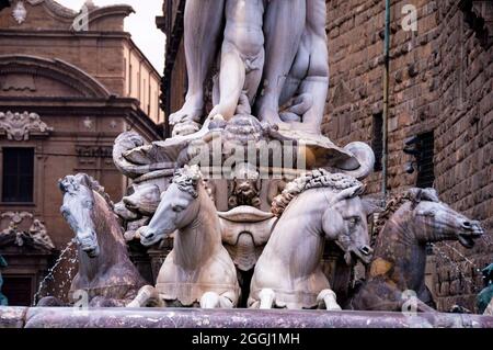 Il carro a forma di conchiglia trainata da cavalli di Nettuno presso la Fontana del Nettuno a Firenze, Italia. Foto Stock