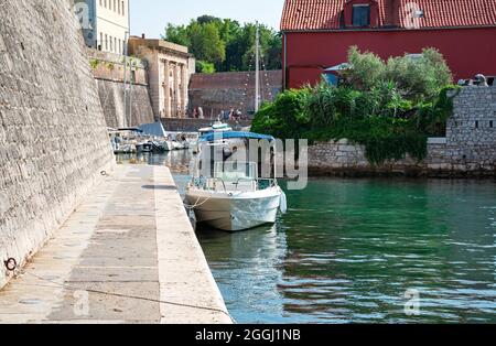 Piccolo porto nella città di Zara, Croazia. Foto Stock