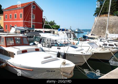 Piccolo porto nella città di Zara, Croazia. Foto Stock