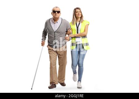 Ritratto a tutta lunghezza di una lavoratrice della comunità femminile che aiuta un uomo cieco anziano isolato su sfondo bianco Foto Stock