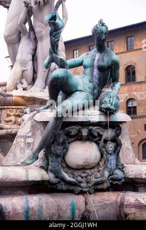 Una delle quattro divinità marine in bronzo alla Fontana del Nettuno di Firenze. Foto Stock