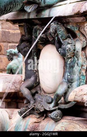 Cherubini di bronzo e uova alla Fontana di Nettuno a Firenze. Foto Stock