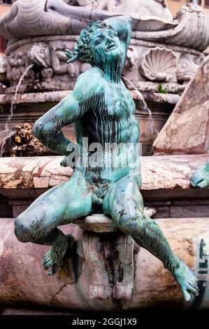 Statua in bronzo del satiro alla Fontana dei Neptuni a Firenze, Italia. Foto Stock