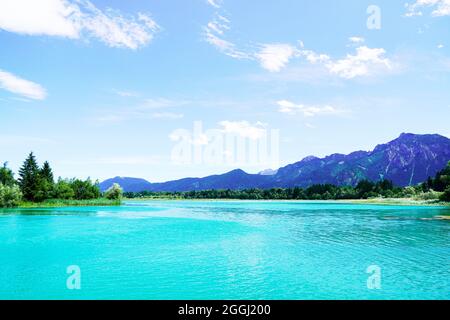 Forggensee vicino a Füssen. Lago blu con paesaggio circostante nella Allgäu bavarese. Foto Stock