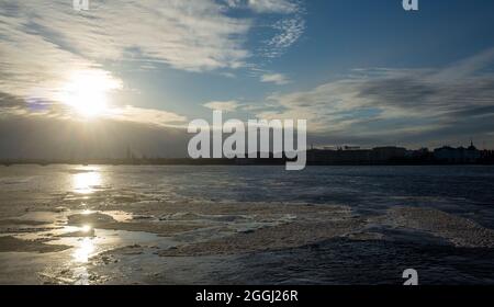 Marzo 30, 2019. Il ghiaccio gallina sul fiume Neva fondente a San Pietroburgo contro il sole che tramonta Foto Stock