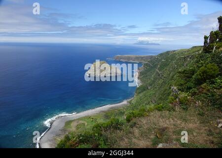 Costiera panoramica con scogliere sulle Azzorre Foto Stock