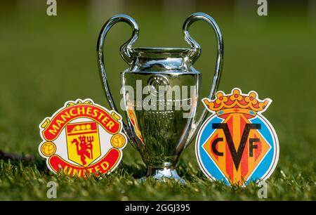 27 agosto 2021 Manchester, Inghilterra. Gli emblemi dei club calcistici Villarreal CF e Manchester United F.C. e della UEFA Champions League Cup Foto Stock