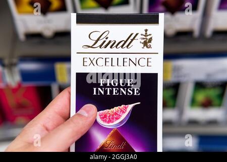 Tyumen, Russia-08 giugno 2021: Lindt è un marchio di cioccolato svizzero di lusso e qualità. Foto Stock