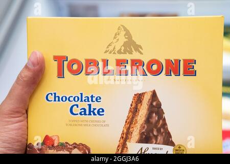 Tyumen, Russia-08 giugno 2021: Cioccolato svizzero al latte toblerone. Realizzato da Kraft Foods. Foto Stock