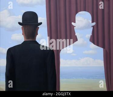 Dipinto 'la Decalcomanie' dell'artista surrealista belga René Magritte (1966) in mostra presso la sua mostra retrospettiva al Centre Pompidou di Parigi, Francia. La mostra si svolge fino al 23 gennaio 2017. Dopo di che la mostra sarà presentata alla Schirn Kunsthalle di Francoforte sul meno, Germania, dal 10 febbraio al 5 giugno 2017. Foto Stock