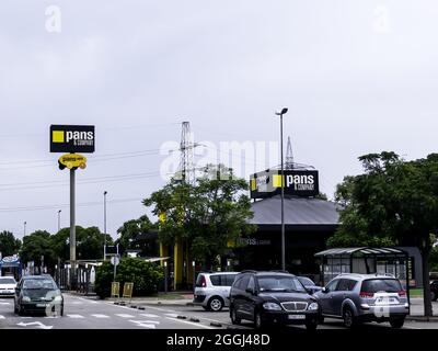 BARCELLONA, SPAGNA - 10 ago 2021: Barcellona, Catalogna, Spagna - 10 agosto 2021:Pans & Company a Barcellona. E' una catena di ristoranti spagnoli specializzati Foto Stock