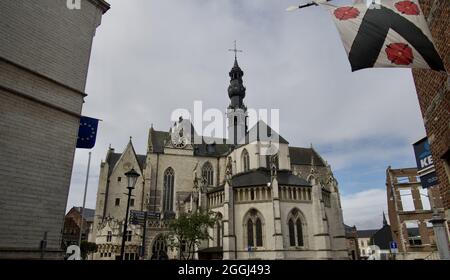 ZOUTLEEUW, BELGIO - 16 agosto 2021: Chiesa gotica di San Leonardo. L'edificio nelle sue parti più antiche mostra tracce dello stile architettonico romanico. Foto Stock