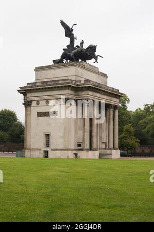 Wellington Arch, un arco trionfale costruito per commemorare le vittorie Britains in guerre napoleoniche, sorge all'angolo di Hyde Park a Londra, Inghilterra, Regno Unito Foto Stock