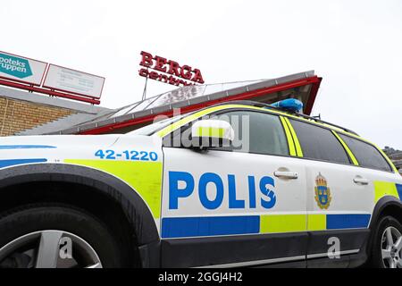 Molti pattugliamenti della polizia a Linköping dopo la precedente sparatoria al centro commerciale Skäggetorps all'inizio di questa settimana, quando una persona è morta. Foto Stock