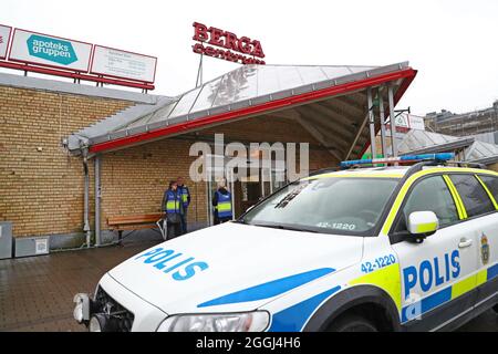 Molti pattugliamenti della polizia a Linköping dopo la precedente sparatoria al centro commerciale Skäggetorps all'inizio di questa settimana, quando una persona è morta. Foto Stock