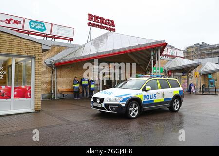 Molti pattugliamenti della polizia a Linköping dopo la precedente sparatoria al centro commerciale Skäggetorps all'inizio di questa settimana, quando una persona è morta. Foto Stock