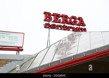 Molti pattugliamenti della polizia a Linköping dopo la precedente sparatoria al centro commerciale Skäggetorps all'inizio di questa settimana, quando una persona è morta. Foto Stock