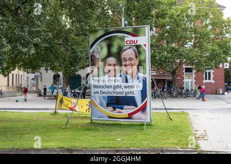 08/27/2021 Poster elettorali per le elezioni federali del 2021 a Oldenburg. Nel poster di elezione delle immagini della CDU con il loro candidato Armin Laschet. Foto Stock