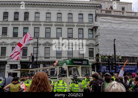 Londra, Inghilterra. 1 settembre 2021. Estinzione gli attivisti della ribellione e i suoi gruppi affiliati hanno iniziato due settimane di proteste sul clima a Londra la scorsa settimana per "individuare la causa alla radice della crisi climatica ed ecologica”, chiedendo al governo di arrestare immediatamente tutti i nuovi investimenti di combustibili fossili. Foto Stock