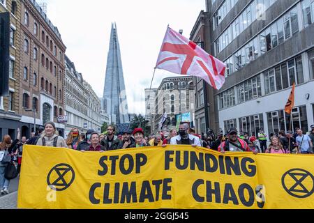 Estinzione gli attivisti della ribellione e i suoi gruppi affiliati hanno iniziato due settimane di proteste sul clima a Londra la scorsa settimana per "individuare la causa alla radice della crisi climatica ed ecologica”, chiedendo al governo di arrestare immediatamente tutti i nuovi investimenti di combustibili fossili. Londra, Inghilterra. Foto Stock