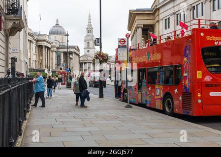 City Sightseeing London autobus scoperto in piedi alla fermata dell'autobus. Galleria Nazionale e chiesa di San Martino-in-the-Fields sullo sfondo. Inghilterra, Regno Unito. Foto Stock