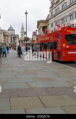 City Sightseeing London autobus scoperto in piedi alla fermata dell'autobus. Galleria Nazionale e chiesa di San Martino-in-the-Fields sullo sfondo. Inghilterra, Regno Unito. Foto Stock