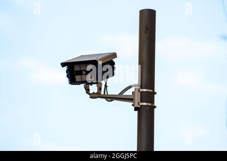 telecamere di sorveglianza all'interno della città per il controllo del traffico Foto Stock