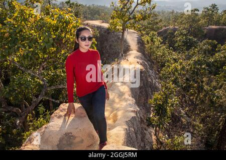 Donna che esplora il famoso canyon di Pai nel nord della Thailandia Foto Stock