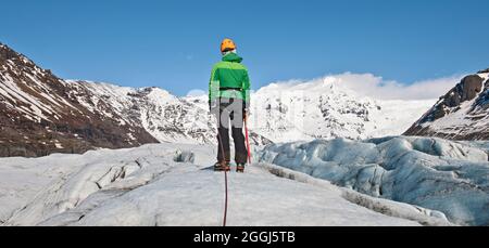 Scalatore che esplora il ghiacciaio Svinafellsjokull a Skaftafell, che fa parte del Parco Nazionale Vatnajokull Foto Stock