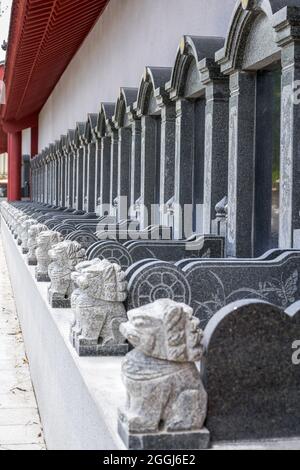 Lapidi in pietra bianca nel cimitero pubblico che non sono ancora stati incisi Foto Stock