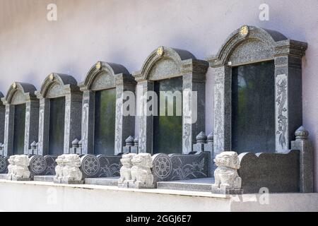 Lapidi in pietra bianca nel cimitero pubblico che non sono ancora stati incisi Foto Stock