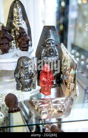 Stampi di cioccolato a forma di Babbo Natale al Museo del cioccolato Szamos a Budapest, Ungheria Foto Stock