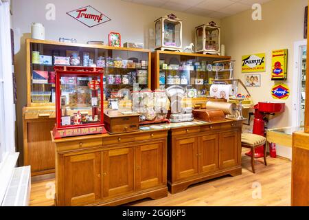 Mostra di un negozio di dolci in vecchio stile al Museo del cioccolato Szamos a Budapest, Ungheria Foto Stock