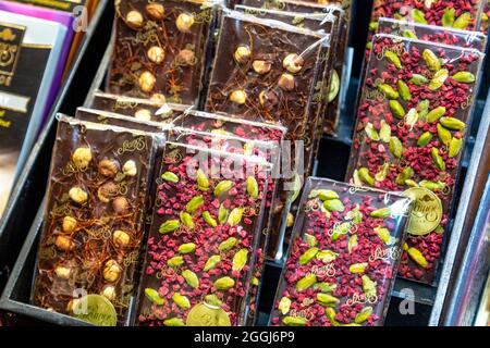 Selezione di barrette di cioccolato artigianali con noci al Museo del cioccolato Szamos a Budapest, Ungheria Foto Stock