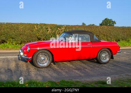 1968 60s sessanta rosso MG C 2912cc britannico cabrio a due porte, in rotta per la mostra d'auto classica di agosto di Capesthorne Hall, Cheshire, Regno Unito Foto Stock