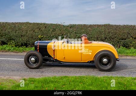 1977 70s anni '70 giallo nero JAGO Ford V8 'Seven Hills Steel Works, monoposto roadster. Ford Model A Open TOP Jago Hot Roadster Roadster lungo il tragitto per Capesthorne Hall classica mostra di agosto, Cheshire, Regno Unito Foto Stock