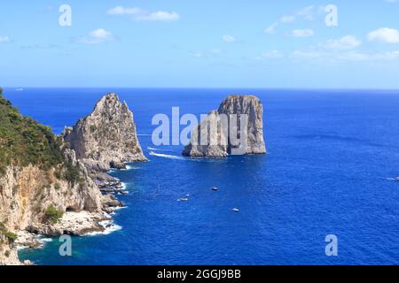 Vista panoramica della costa di Capri con i Faraglioni, Isola di Capri in Italia Foto Stock