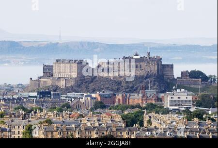Skyline di Edimburgo - Castello di Edimburgo, Castle Rock e dintorni visti da Blackford Hill, Edinburgh Scotland UK Foto Stock