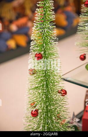 Decorazioni di Natale in vendita in un negozio di artigianato. Foto Stock