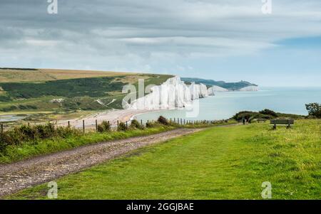 Costa del Sussex, Inghilterra. Le scogliere del Sussex orientale si affacciano su Cuckmere Haven e le scogliere di gesso bianco Seven Sisters nel canale della Manica. Foto Stock