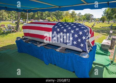 Servizio di Graveside per un ex veterano militare con una bandiera americana drappeggiato coffin.symbol Foto Stock