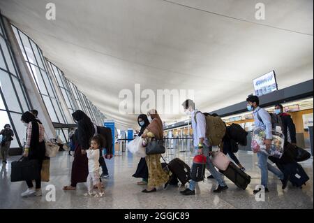 Chantilly, Virginia, Stati Uniti. 1 settembre 2021. I rifugiati evacuati dall'Afghanistan arrivano all'aeroporto internazionale Dulles di Washington, a Chantilly, VA, USA, mercoledì, 1° settembre 2021. Photo by Rod Lammey / CNP/ABACAPRESS.COM Credit: Abaca Press/Alamy Live News Foto Stock