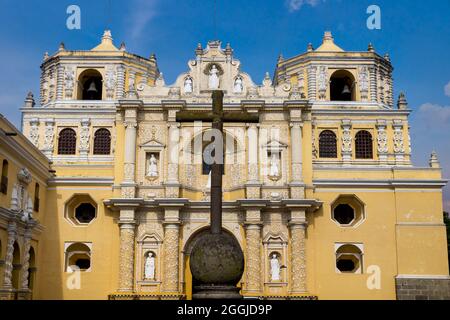 Croce di pietra di fronte alla chiesa coloniale 'la Merced' ad Antigua, Guatemala Foto Stock