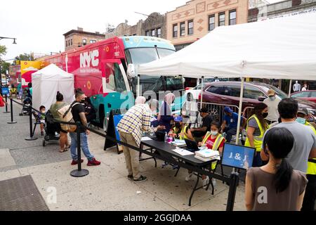 New York, Stati Uniti. 31 ago 2021. La gente aspetta fuori da una clinica mobile di vaccino a New York, gli Stati Uniti, il 31 agosto 2021. Credit: Wang Ying/Xinhua/Alamy Live News Foto Stock